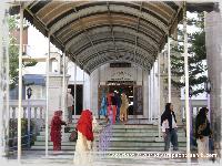 Gurudwara sri paonta sahib Entrance 2.jpg is loading...